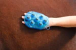 Massagebürste für Pferde mit 7 Edelstahlrollen, Blau, 16 x 10 cm – Bild 4