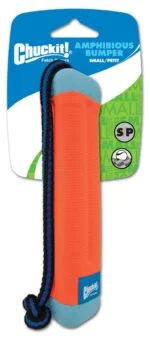 Apportierdummy mit Seil, schwimmfähig, ø 4 cm x 18 cm – Chuckit! Amphibious Bumper S – Bild 2