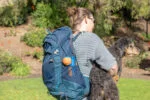 Ballwerfer mit Gummiball, zusammenklappbar, 46 cm ausgeklappt – Chuckit! Fetch & Fold Launcher Mini – Bild 4