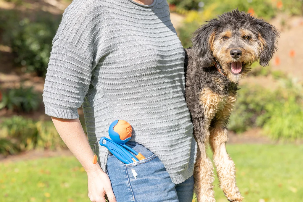 Ballwerfer mit Gummiball, zusammenklappbar, 46 cm ausgeklappt – Chuckit! Fetch & Fold Launcher Mini – Bild 5