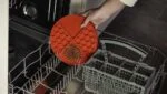 Runde Schleckmatte mit tiefen Vertiefungen, Rot, ø 21 cm – Eat Slow Live Longer Lick Mat Dimensions Circle – Bild 4