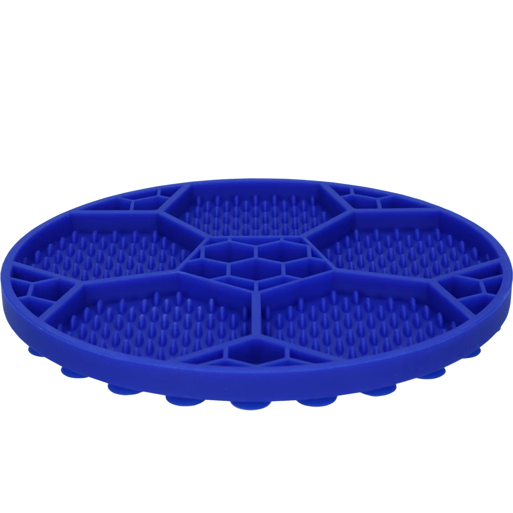 Schleckmatte für Hunde mit Fußballmuster und Saugnäpfen, Ø 22 cm, Blau – Eat Slow Live Longer Lick Mat Soccer Ball – Bild 3