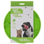 Leckmatte für Hunde mit Fußballmuster und Saugnäpfen, Ø 22 cm, Grün – Eat Slow Live Longer Lick Mat Soccer Ball