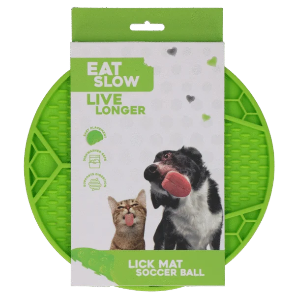 Leckmatte für Hunde mit Fußballmuster und Saugnäpfen, Ø 22 cm, Grün – Eat Slow Live Longer Lick Mat Soccer Ball
