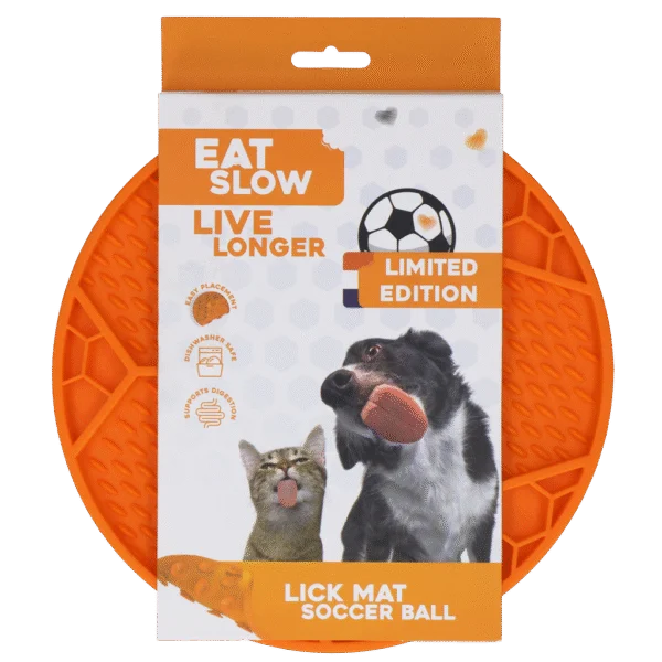 Schleckmatte für Hunde mit Fußballmuster und Saugnäpfen, Ø 22 cm, Orange – Eat Slow Live Longer Lick Mat Soccer Ball