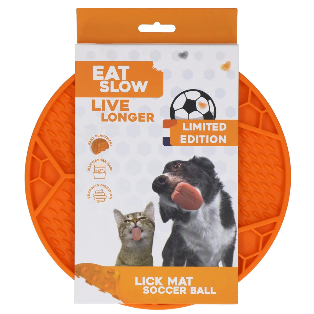 EATS067F.png Schleckmatte für Hunde mit Fußballmuster und Saugnäpfen, Ø 22 cm, Orange – Eat Slow Live Longer Lick Mat Soccer Ball – Bild 1