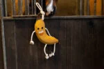 Stallspielzeug für Pferde aus Leder mit Jutefüllung, Banane, 40 x 12 x 5 cm – Excellent Horse Foodie Friends Banana – Bild 4