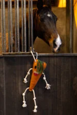 Stallspielzeug für Pferde aus Leder mit Jutefüllung, Möhre, 40 x 16 x 5 cm – Excellent Horse Foodie Friends Carrot – Bild 3