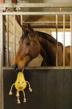 Stallspielzeug für Pferde aus Leder mit Jutefüllung, Birne, 28 x 18 x 7 cm – Excellent Horse Foodie Friends Pear – Bild 4