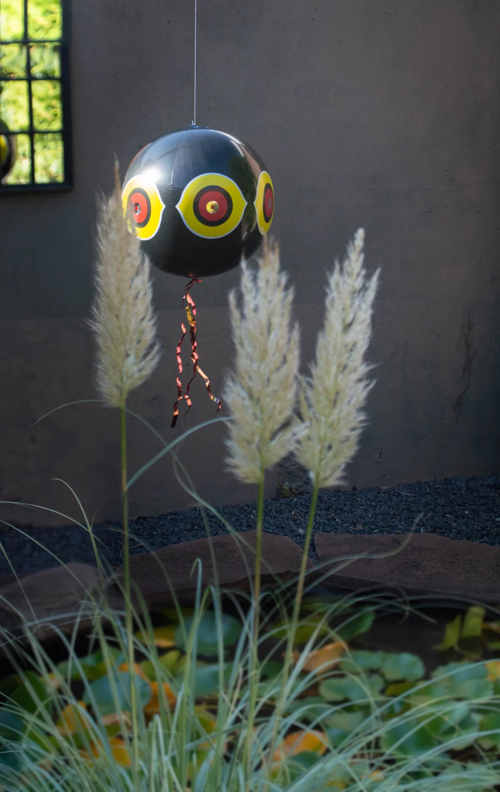 Schreckballon für Vögel mit Aufhängeschnur, Schwarz, Ø 40 cm – Knock Pest – Bild 2