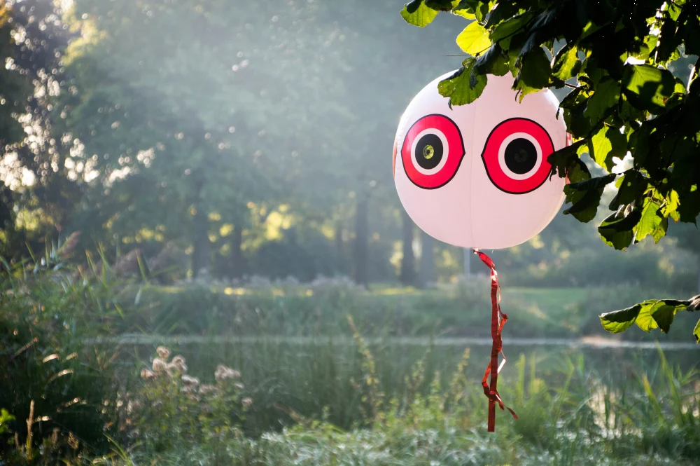 Vogelschreckballon mit Aufhängeschnur, Weiß, Ø 40 cm – Knock Pest – Bild 2