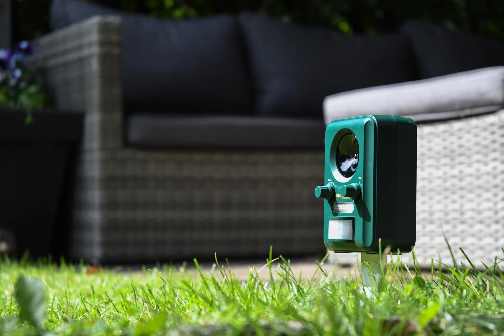 Tiervertreiber mit Solarenergie, Bewegungsmelder und Blitzlicht – Knock Pest Solar Animal Repeller – Bild 4