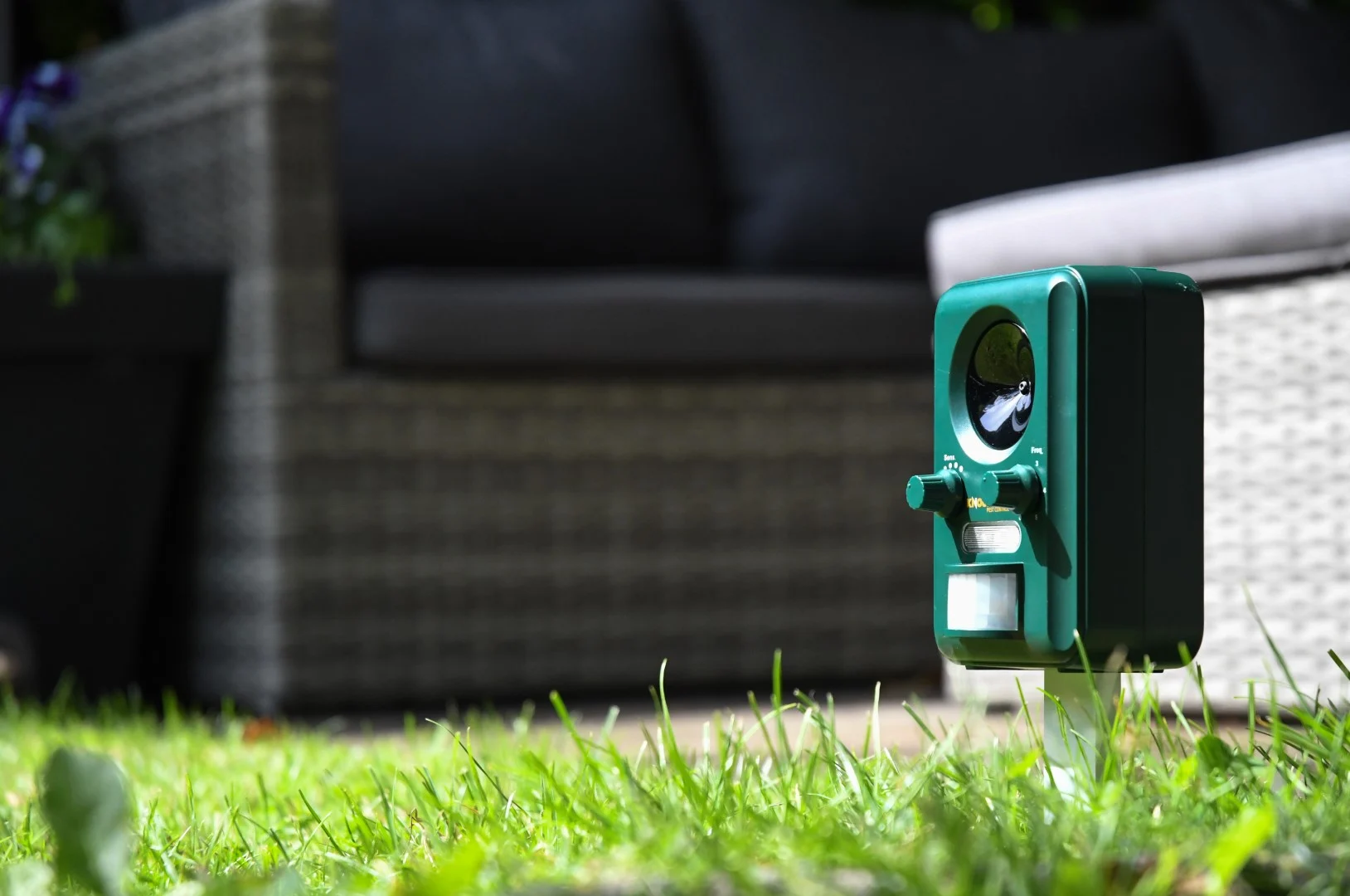 Tiervertreiber mit Solarenergie, Bewegungsmelder und Blitzlicht – Knock Pest Solar Animal Repeller – Bild 5