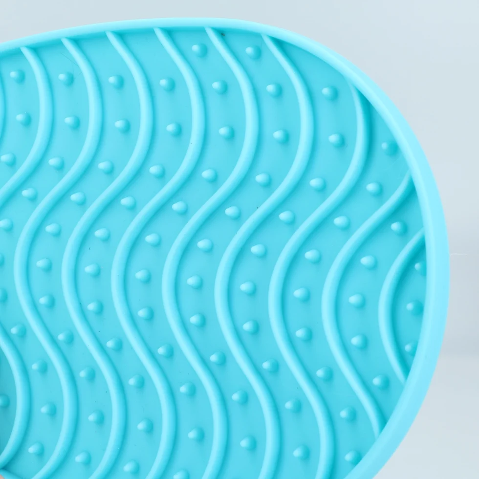 Schleckmatte für Katzen in Fischform mit 2 Saugnäpfen, 23 x 13 cm – Pawise Lick It – Bild 4