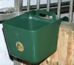 Aufhängbare Pferdefutterschale mit Griff, 11 l, Grün – Ok-Plast – Bild 3