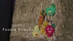Pferdespielzeug für die Box aus Leder mit Knistergeräusch, Kirsche, 17 x 35 x 7 cm – Excellent Horse Foodie Friends Cherry – Bild 2